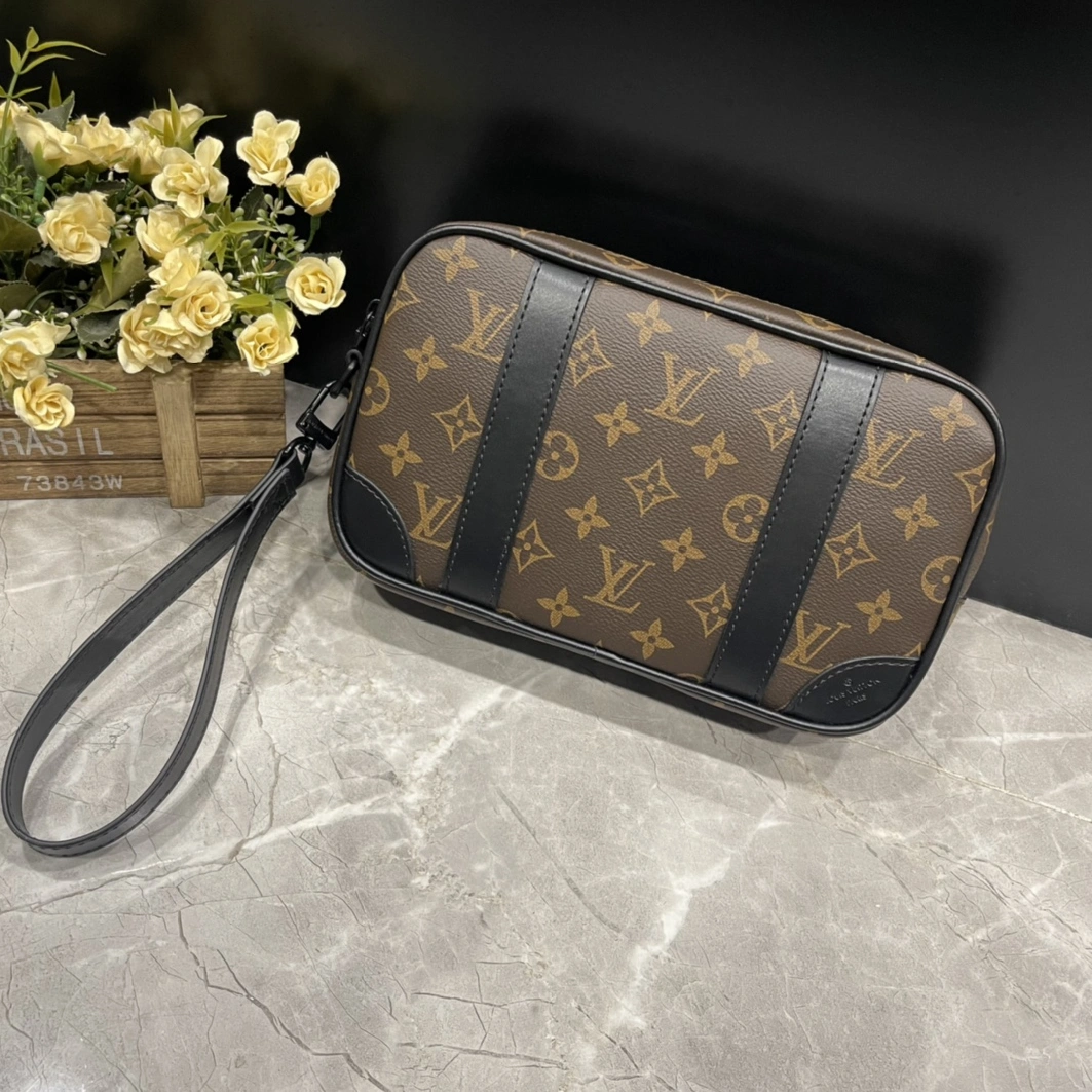 Louis Vuitton AAA Man Wallets Practical 5106