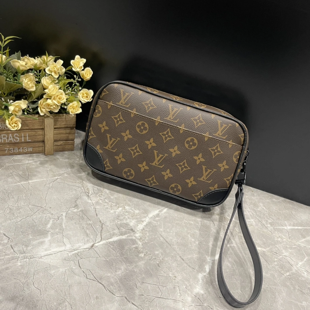 Louis Vuitton AAA Man Wallets Practical 5106