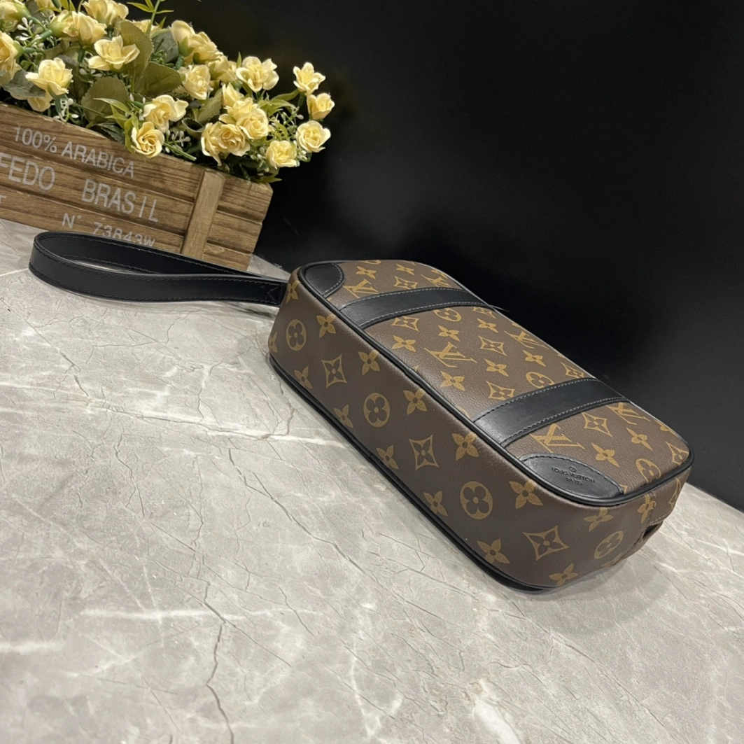 Louis Vuitton AAA Man Wallets Practical 5106