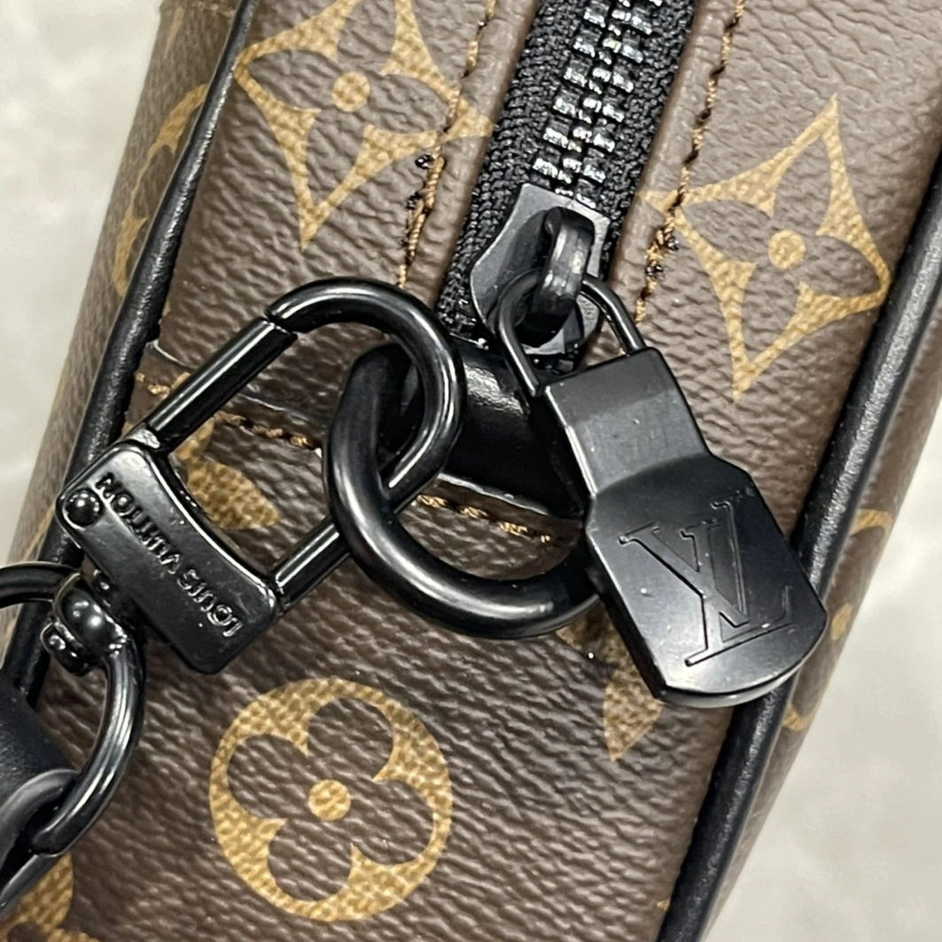 Louis Vuitton AAA Man Wallets Practical 5106
