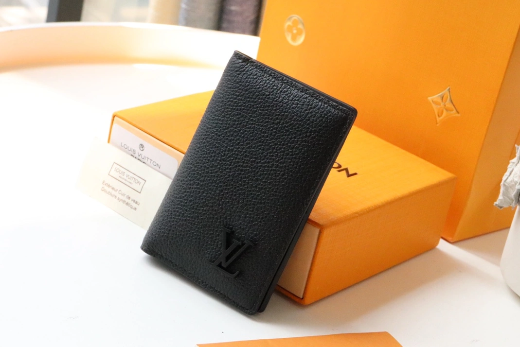 Louis Vuitton AAA Man Wallets Refined 9853