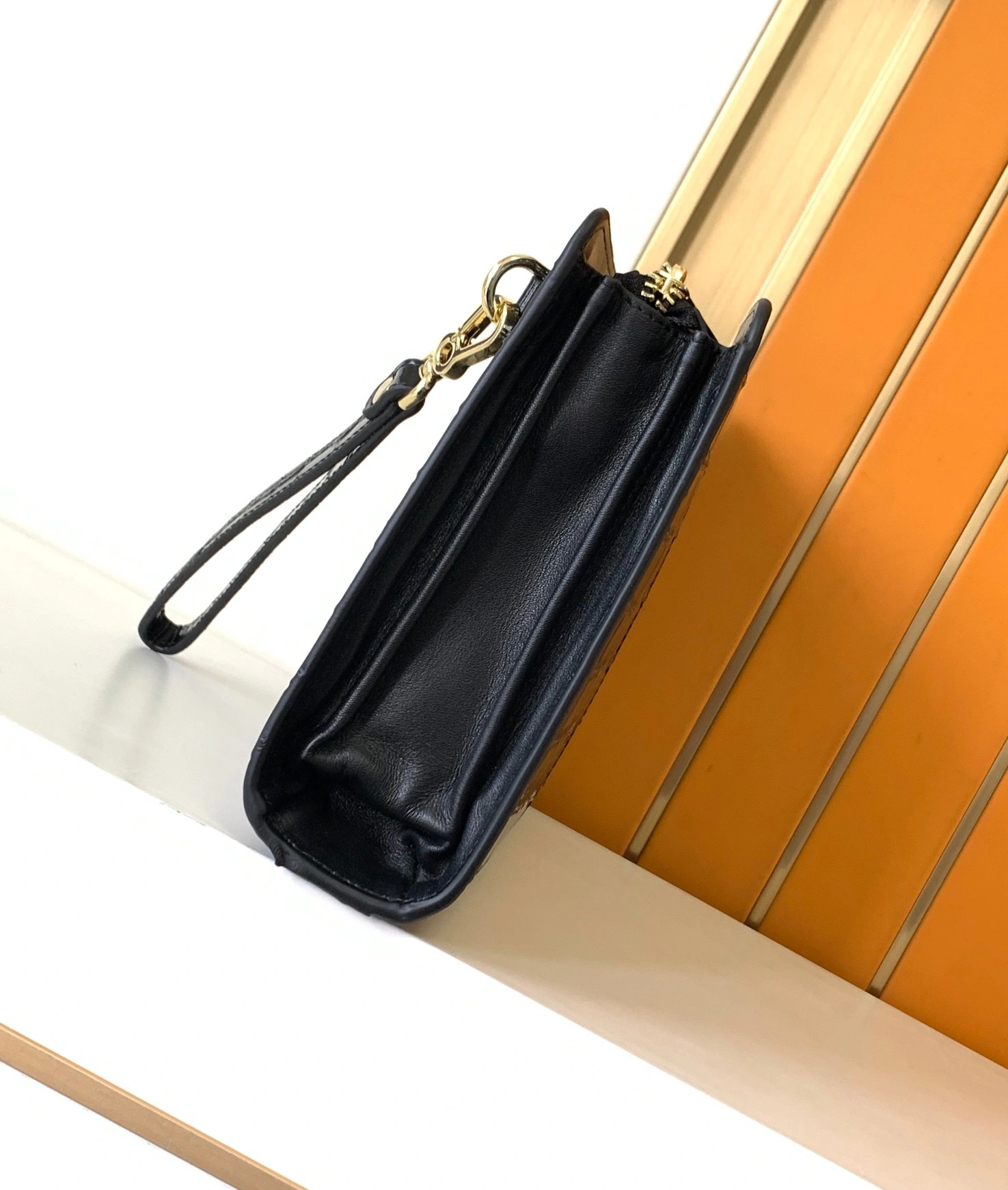 Louis Vuitton AAA Man Wallets Resilient 208
