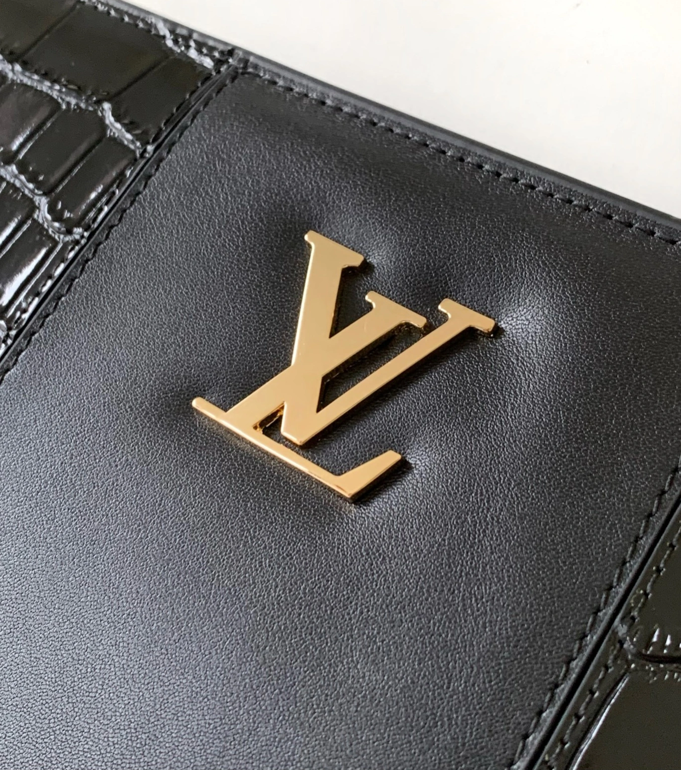 Louis Vuitton AAA Man Wallets Resilient 208