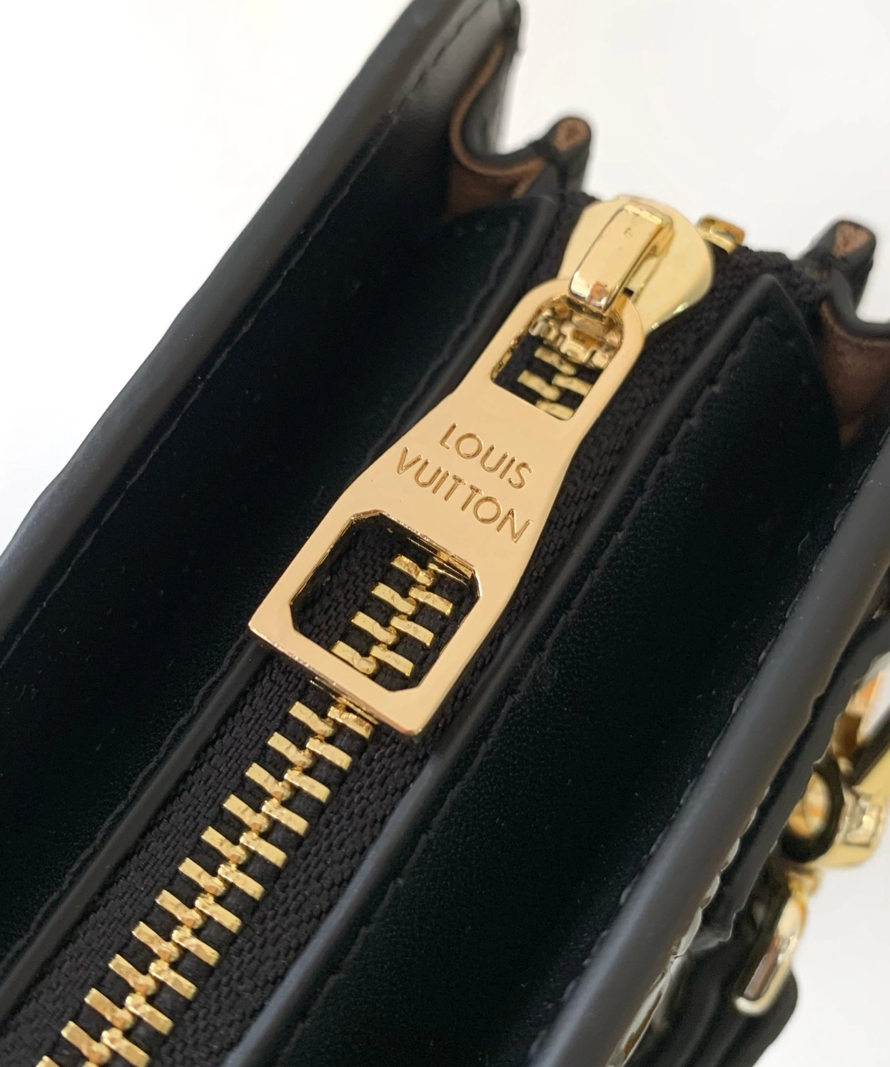 Louis Vuitton AAA Man Wallets Resilient 208