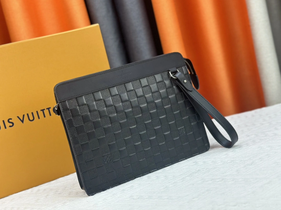Louis Vuitton AAA Man Wallets Resilient 4101