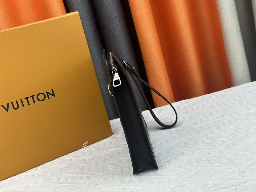 Louis Vuitton AAA Man Wallets Resilient 4101