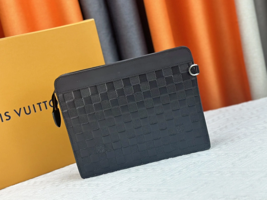 Louis Vuitton AAA Man Wallets Resilient 4101