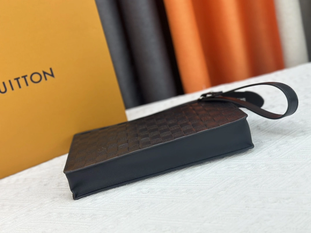 Louis Vuitton AAA Man Wallets Resilient 4101