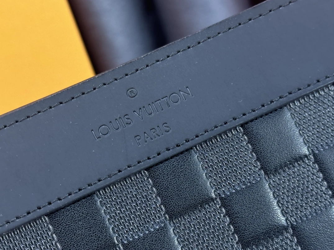 Louis Vuitton AAA Man Wallets Resilient 4101