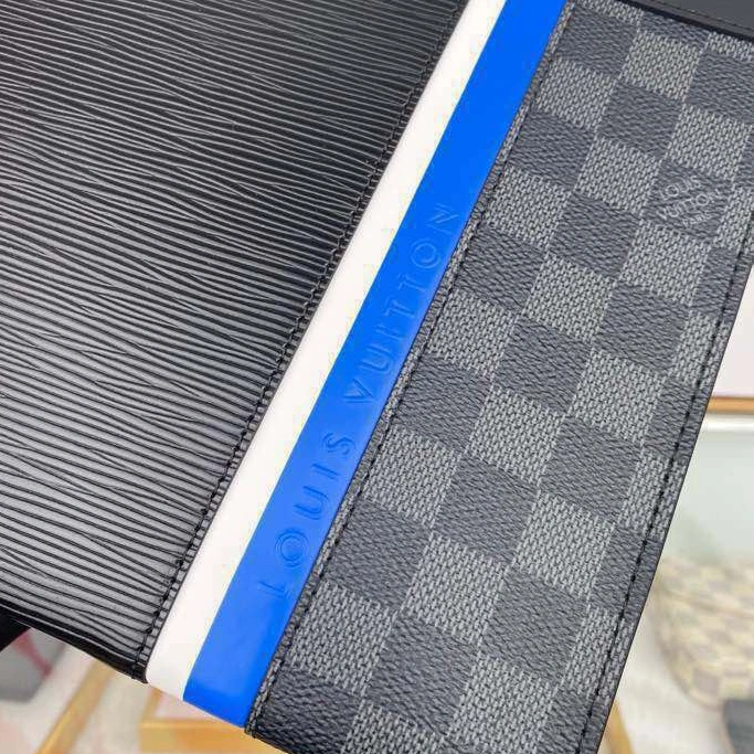 Louis Vuitton AAA Man Wallets Resilient 7740