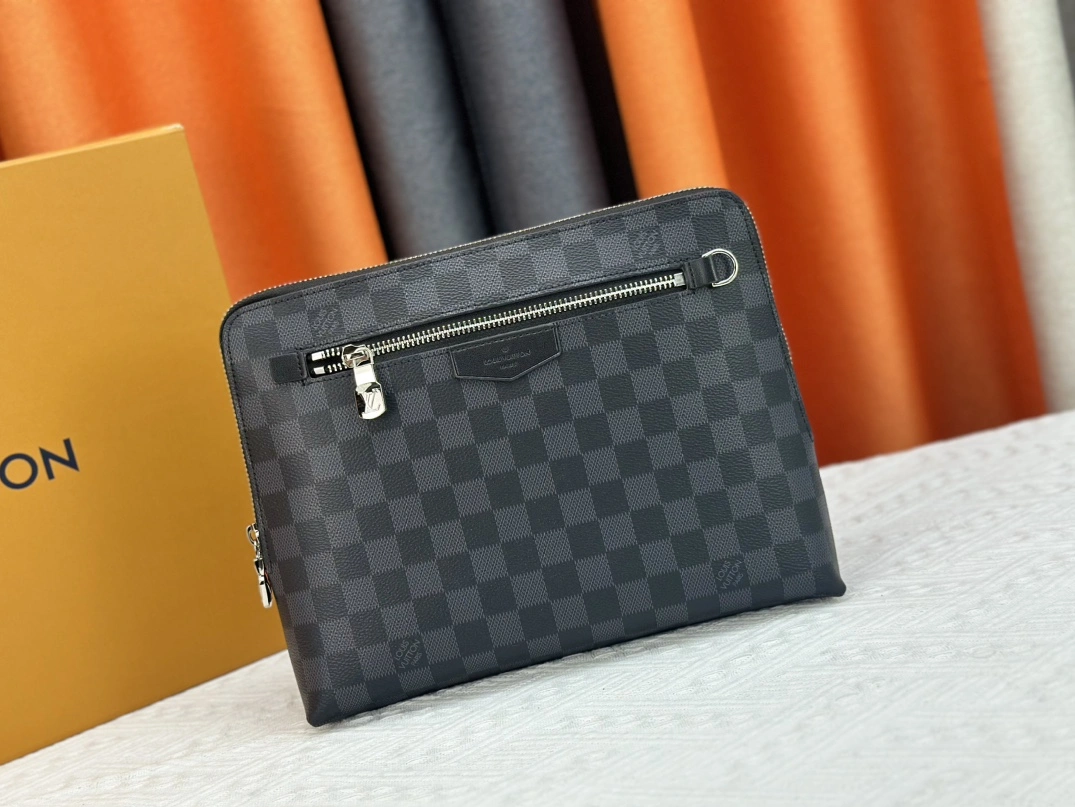Louis Vuitton AAA Man Wallets Sleek 503