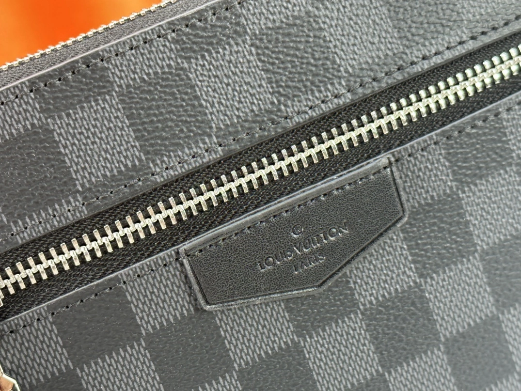 Louis Vuitton AAA Man Wallets Sleek 503