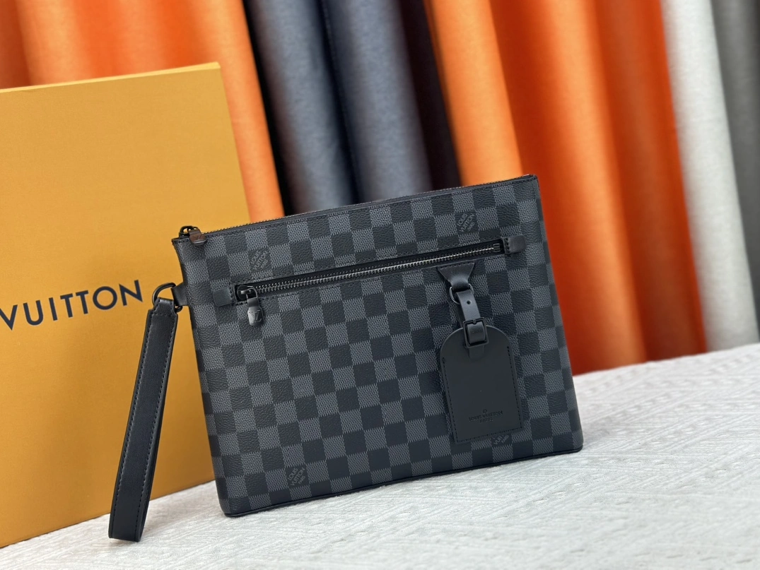 Louis Vuitton AAA Man Wallets Sleek 9505
