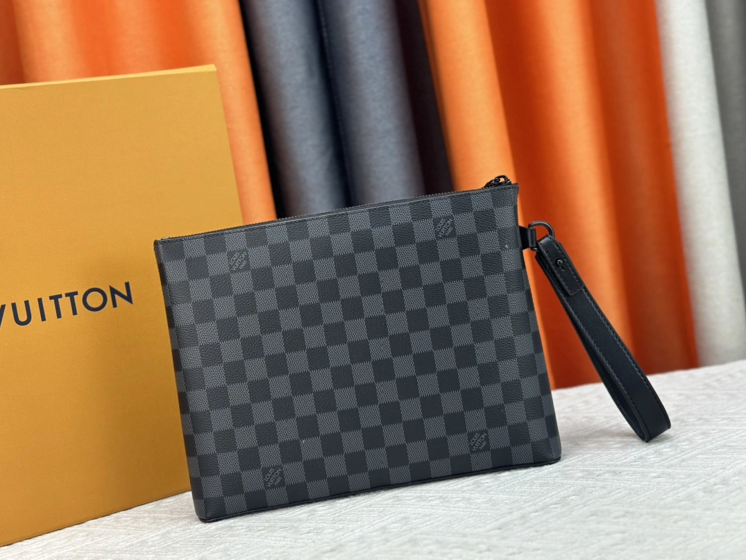 Louis Vuitton AAA Man Wallets Sleek 9505