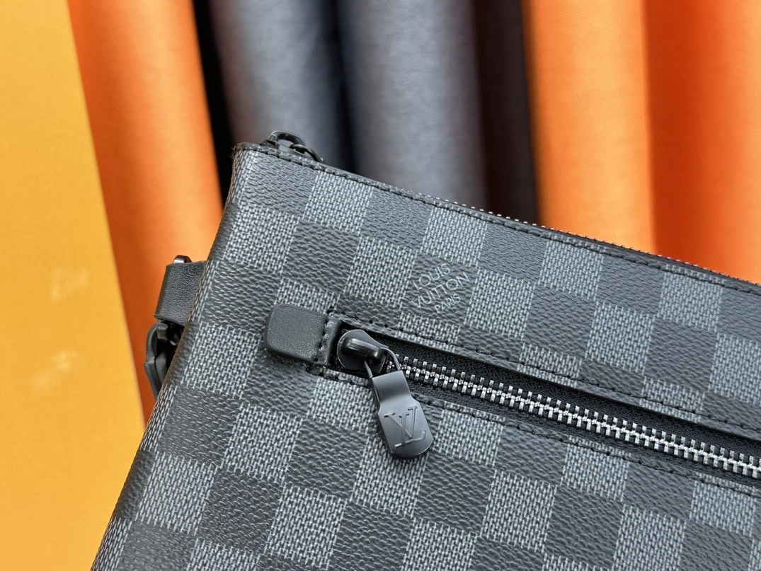 Louis Vuitton AAA Man Wallets Sleek 9505