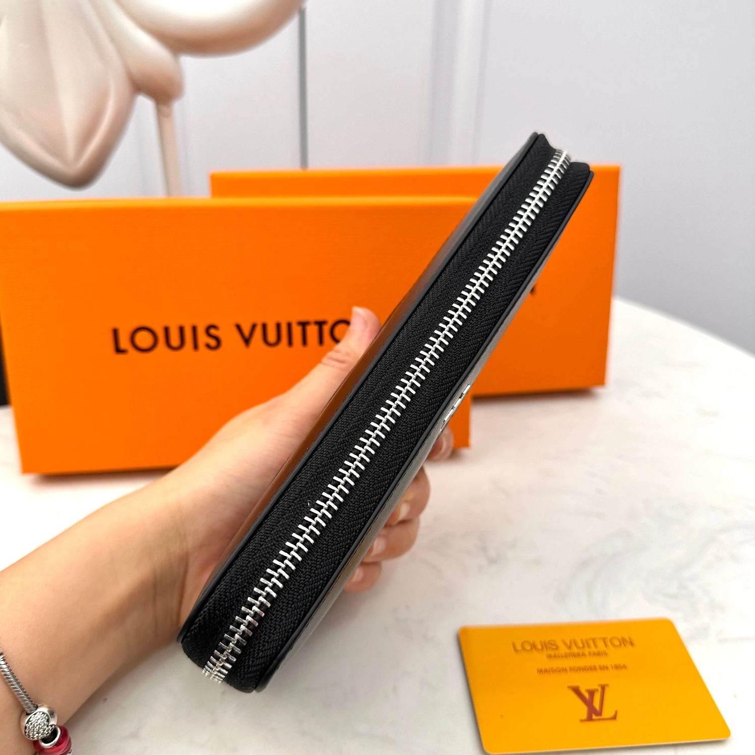 Louis Vuitton AAA Man Wallets Sleek 9991