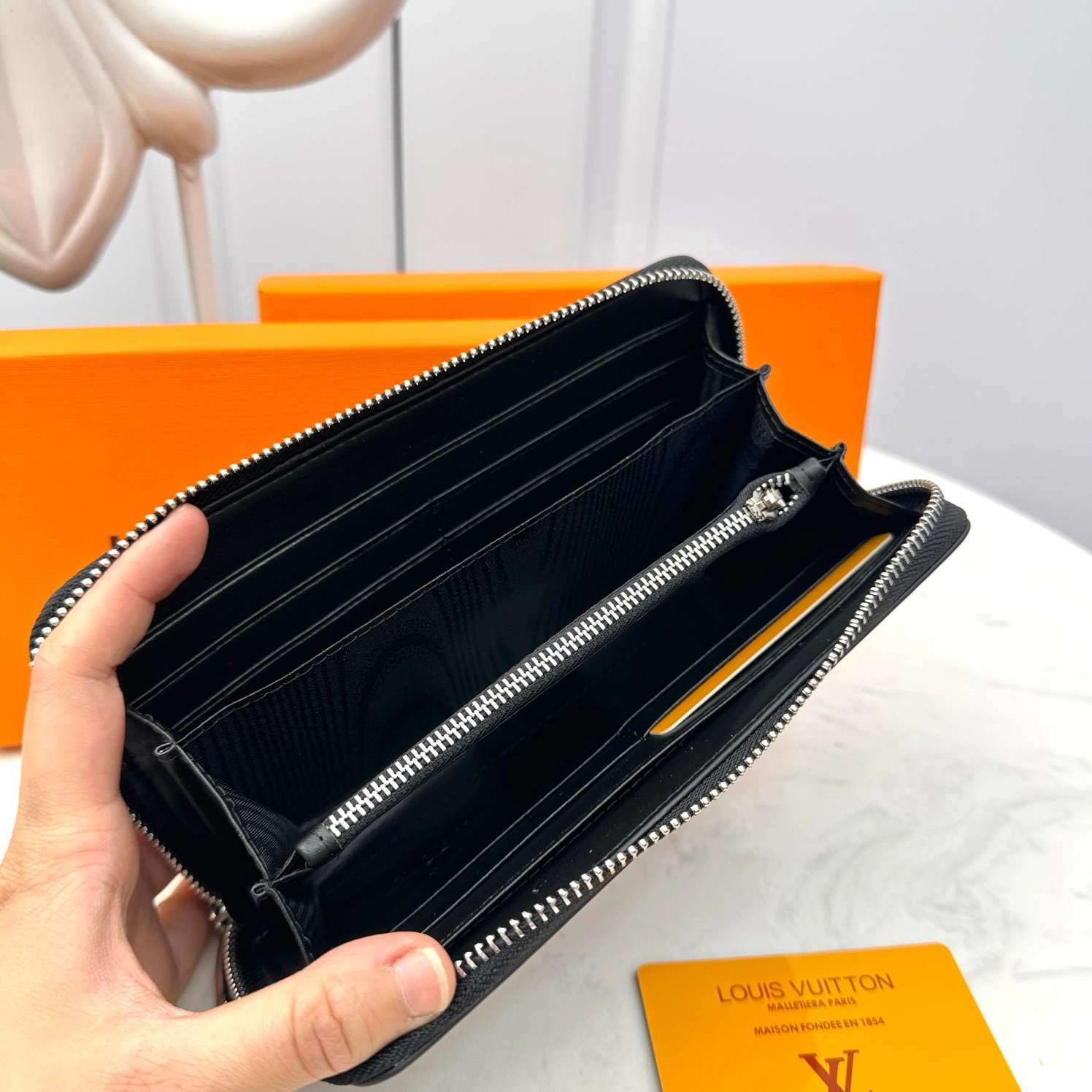 Louis Vuitton AAA Man Wallets Sleek 9991