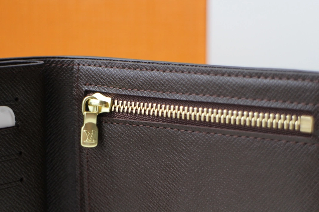 Louis Vuitton AAA Man Wallets Soft 3612