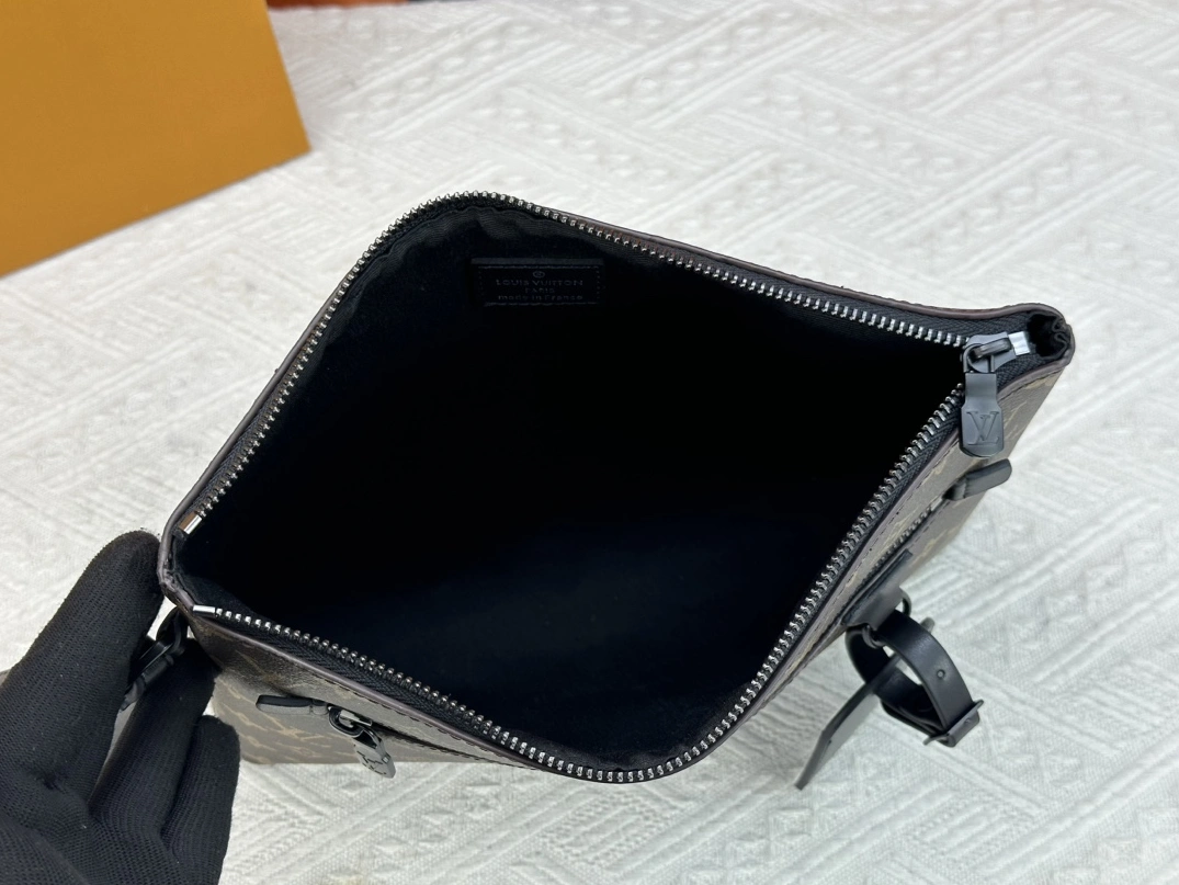 Louis Vuitton AAA Man Wallets SportInspired 154