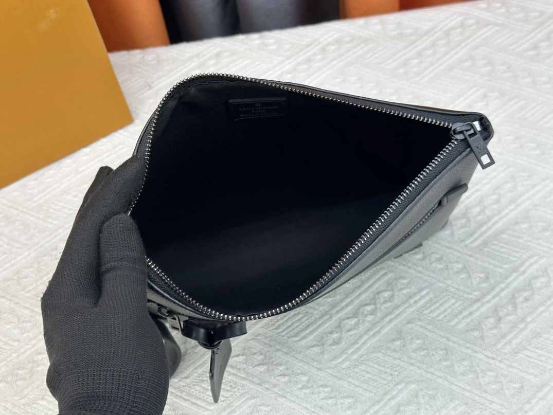 Louis Vuitton AAA Man Wallets Stylish 7356