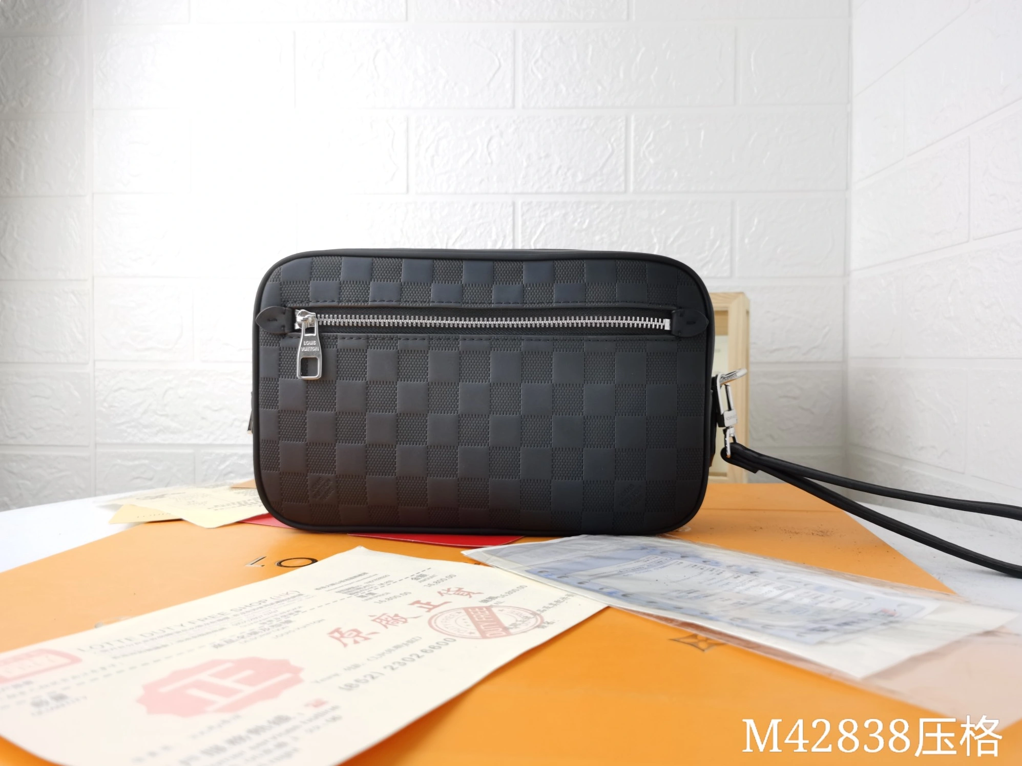 Louis Vuitton AAA Man Wallets Trendsetting 7212