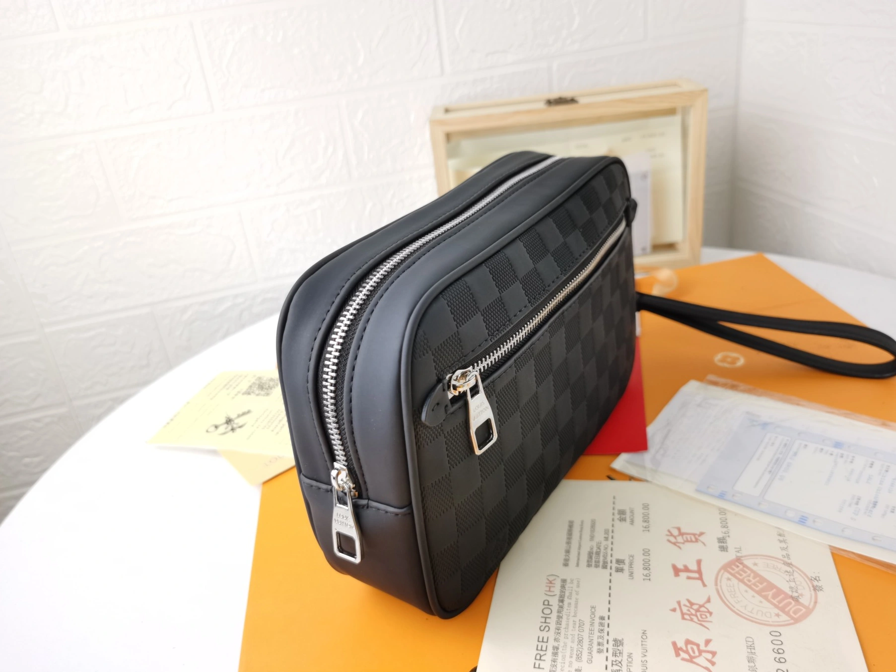 Louis Vuitton AAA Man Wallets Trendsetting 7212