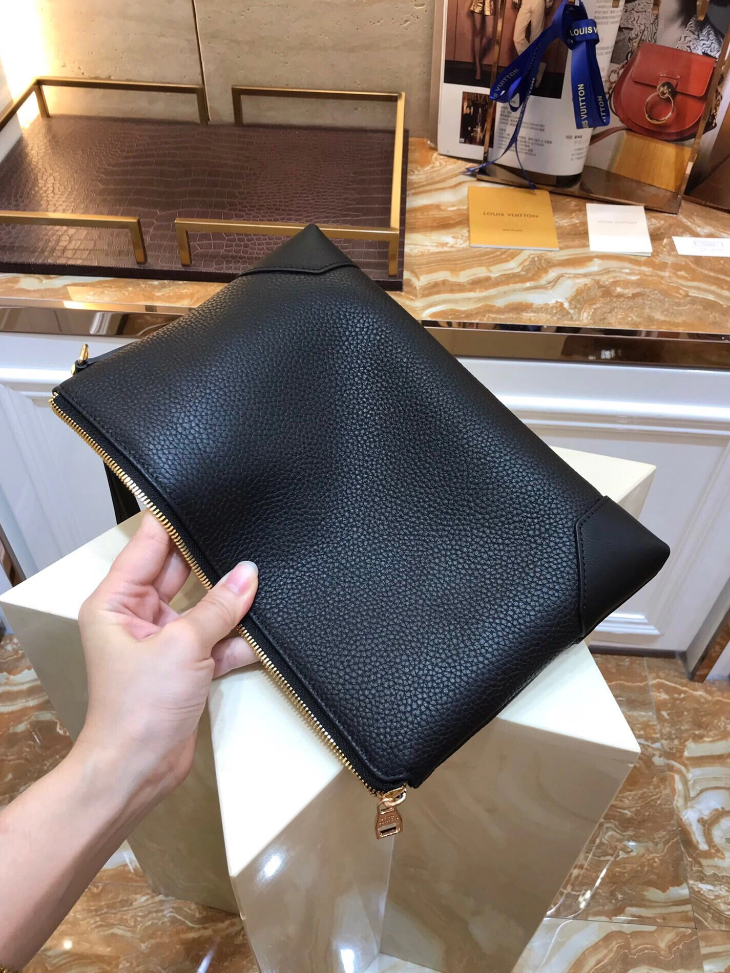 Louis Vuitton AAA Man Wallets Trendsetting 9828