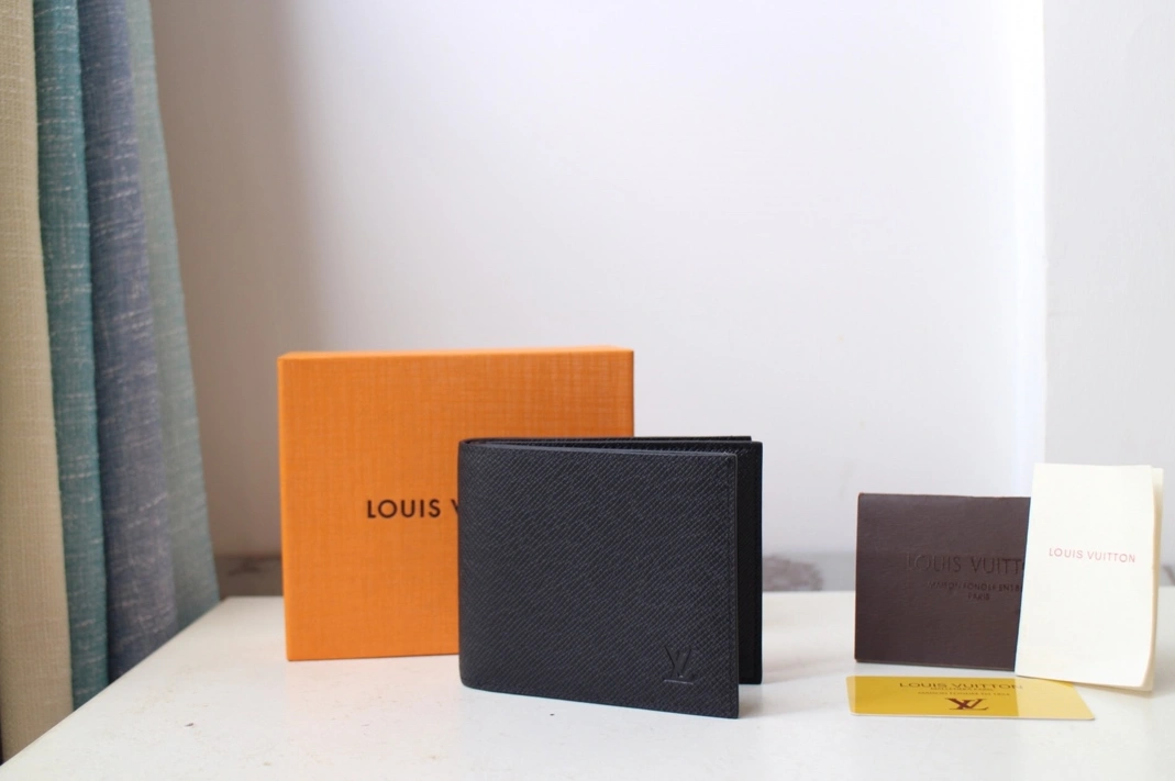 Louis Vuitton AAA Man Wallets Trendy 8499