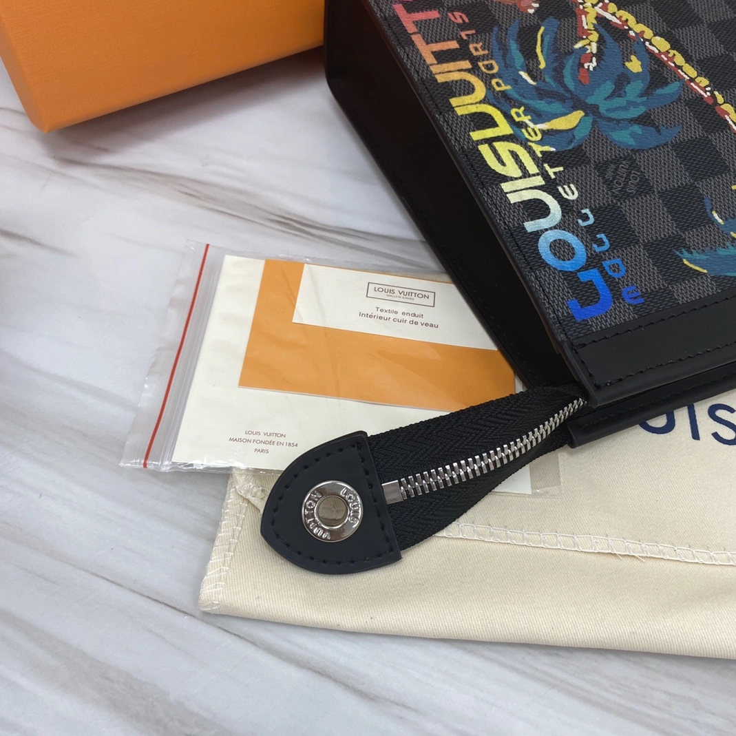 Louis Vuitton AAA Man Wallets Trendy 8917