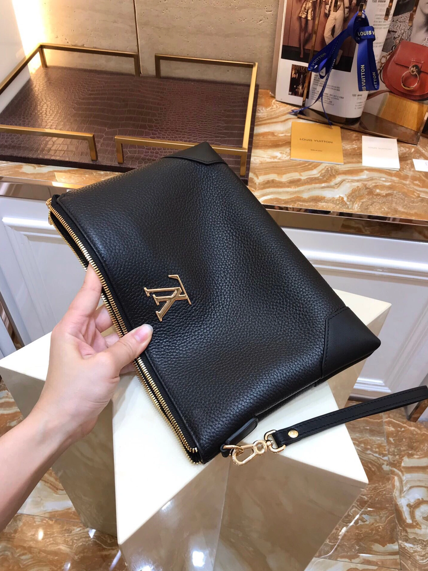 Louis Vuitton AAA Man Wallets Unique 3417