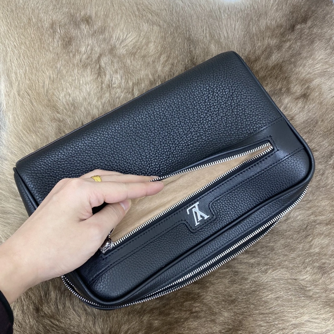 Louis Vuitton AAA Man Wallets UrbanStyle 465