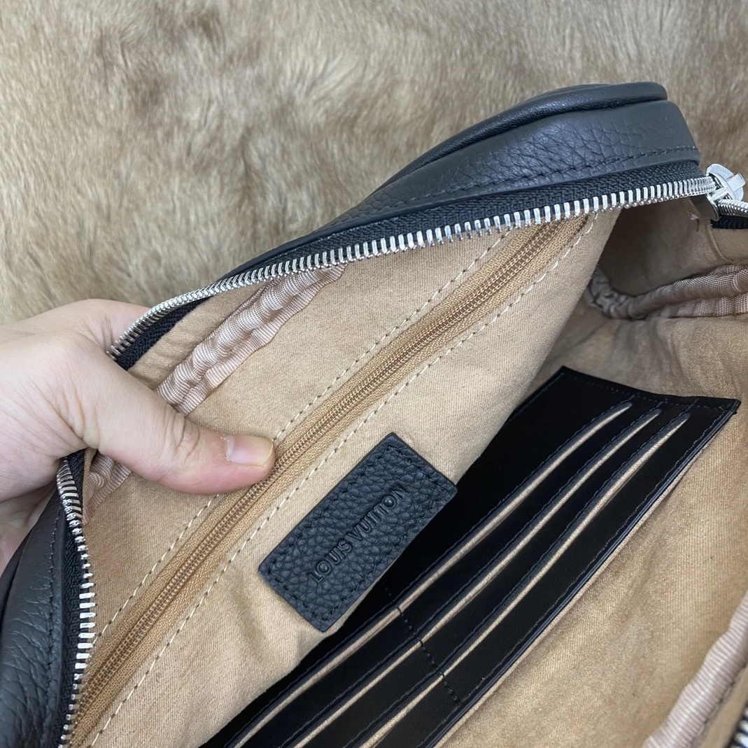 Louis Vuitton AAA Man Wallets UrbanStyle 465