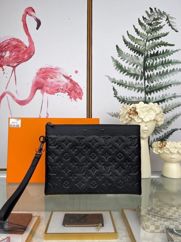 Louis Vuitton AAA Man Wallets Versatile 5400