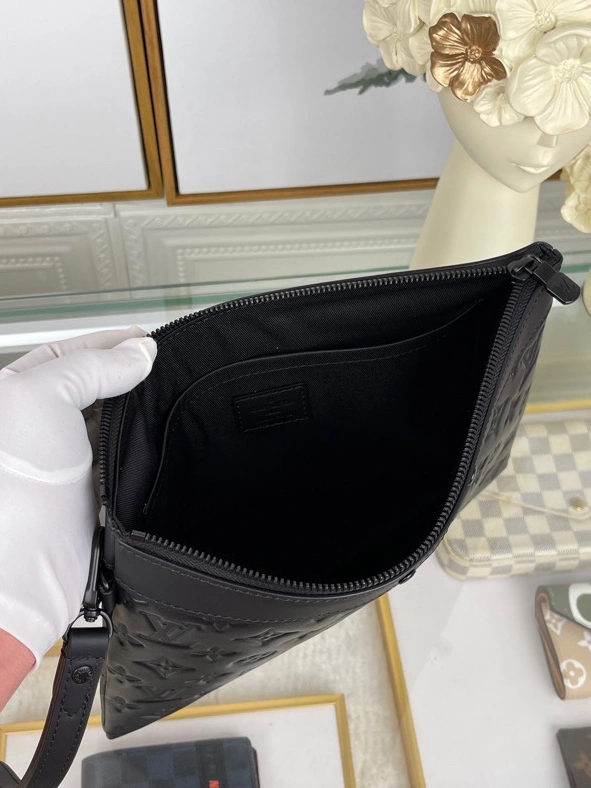 Louis Vuitton AAA Man Wallets Versatile 5400