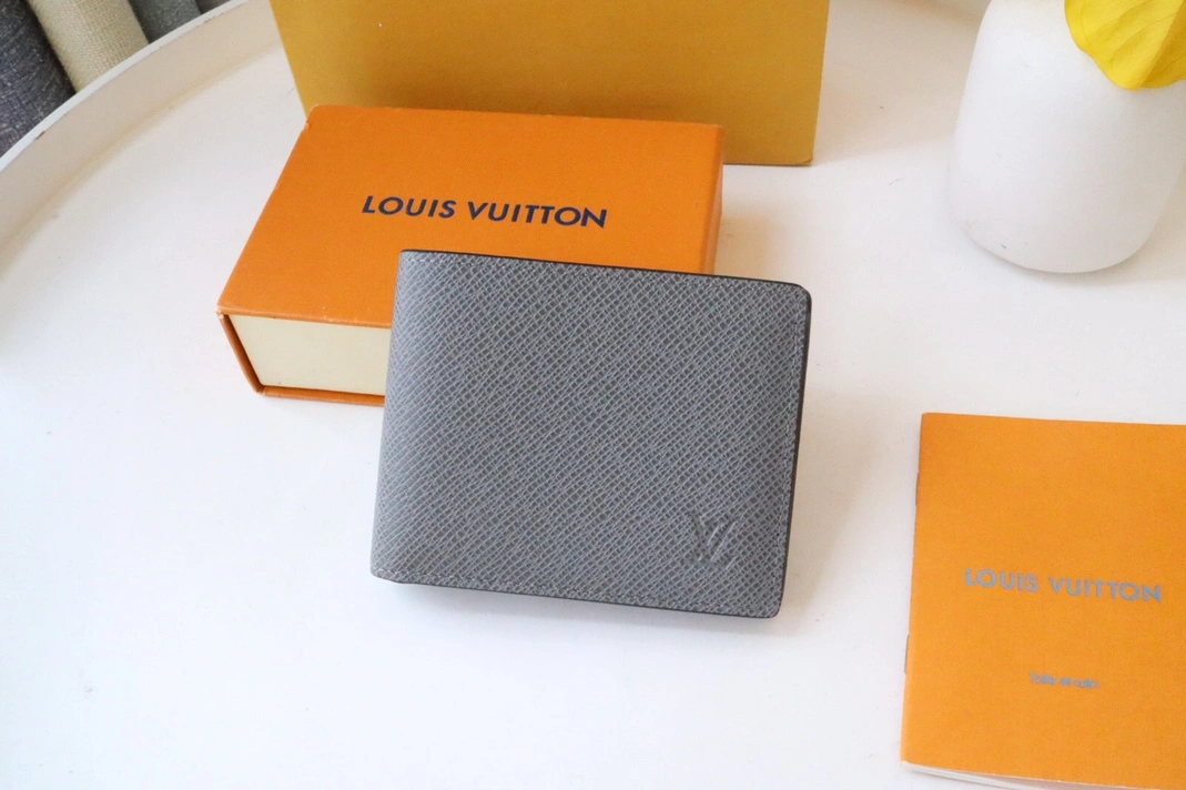 Louis Vuitton AAA Man Wallets Versatile 6511