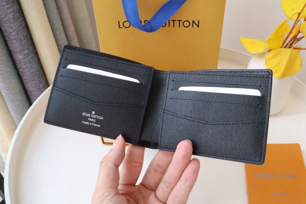 Louis Vuitton AAA Man Wallets Versatile 6511