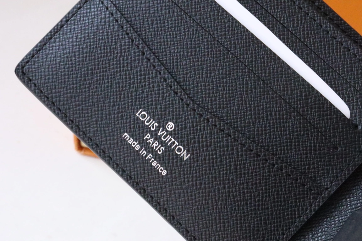 Louis Vuitton AAA Man Wallets Versatile 6511