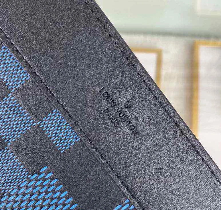 Louis Vuitton AAA Man Wallets Versatile 7138