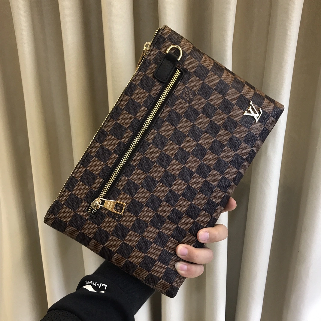 Louis Vuitton AAA Man Wallets Vibrant 3029