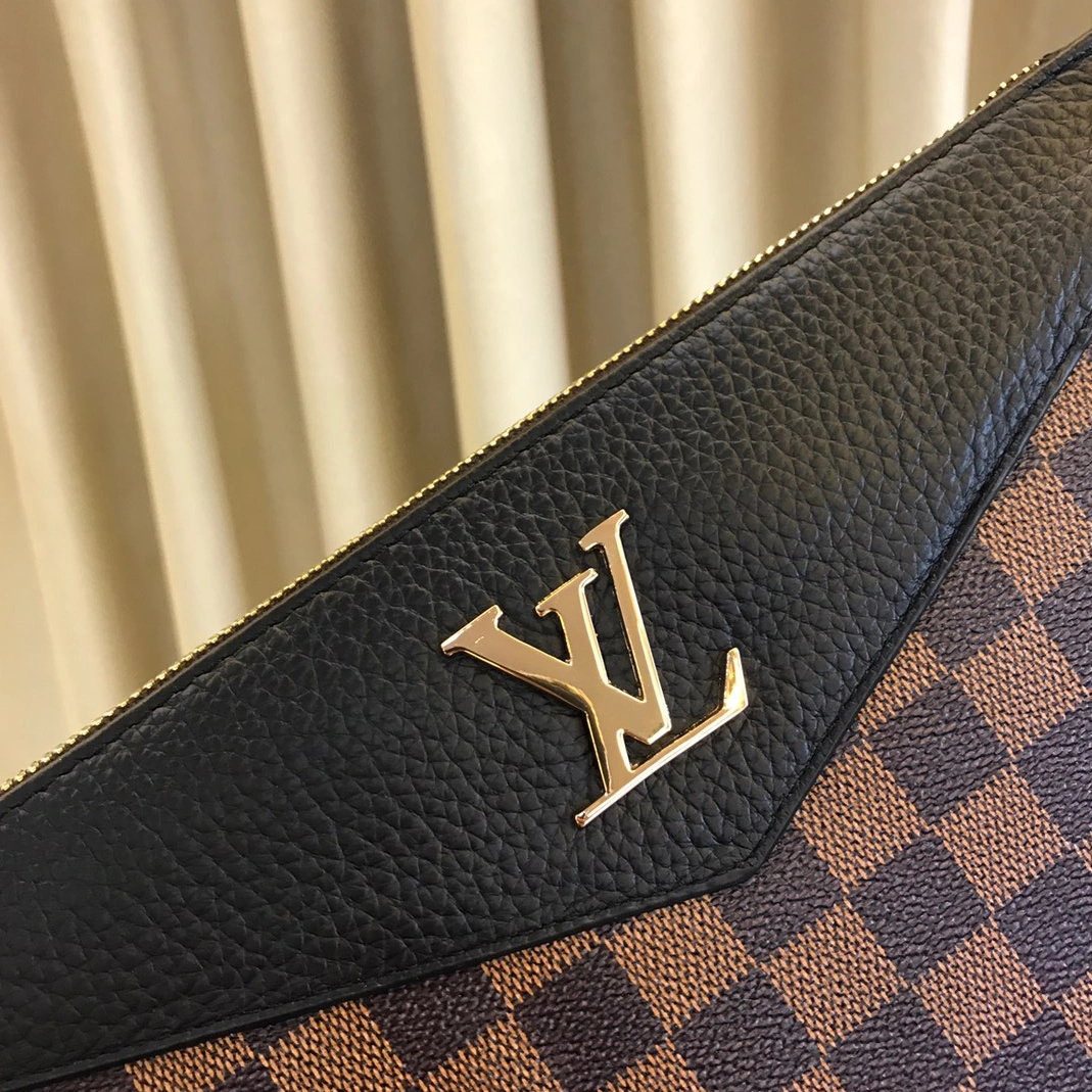 Louis Vuitton AAA Man Wallets Vibrant 3029