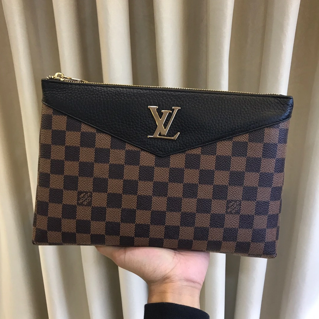 Louis Vuitton AAA Man Wallets Vibrant 3029