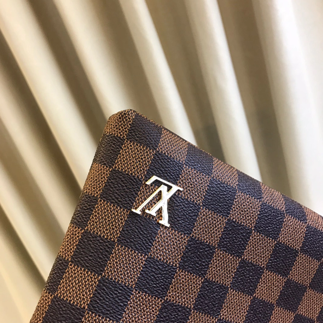 Louis Vuitton AAA Man Wallets Vibrant 3029