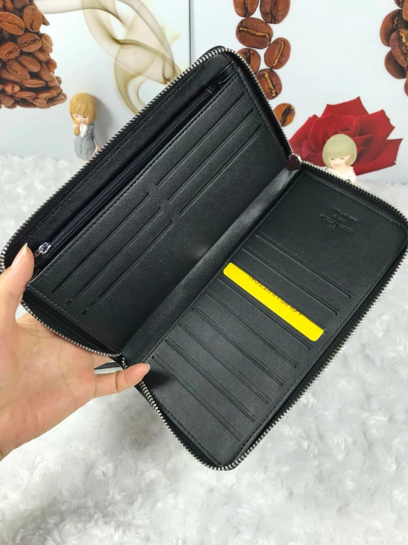 Louis Vuitton AAA Man Wallets WellDesigned 425