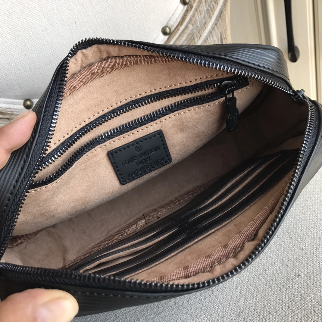 Louis Vuitton AAA Man Wallets WellDesigned 493