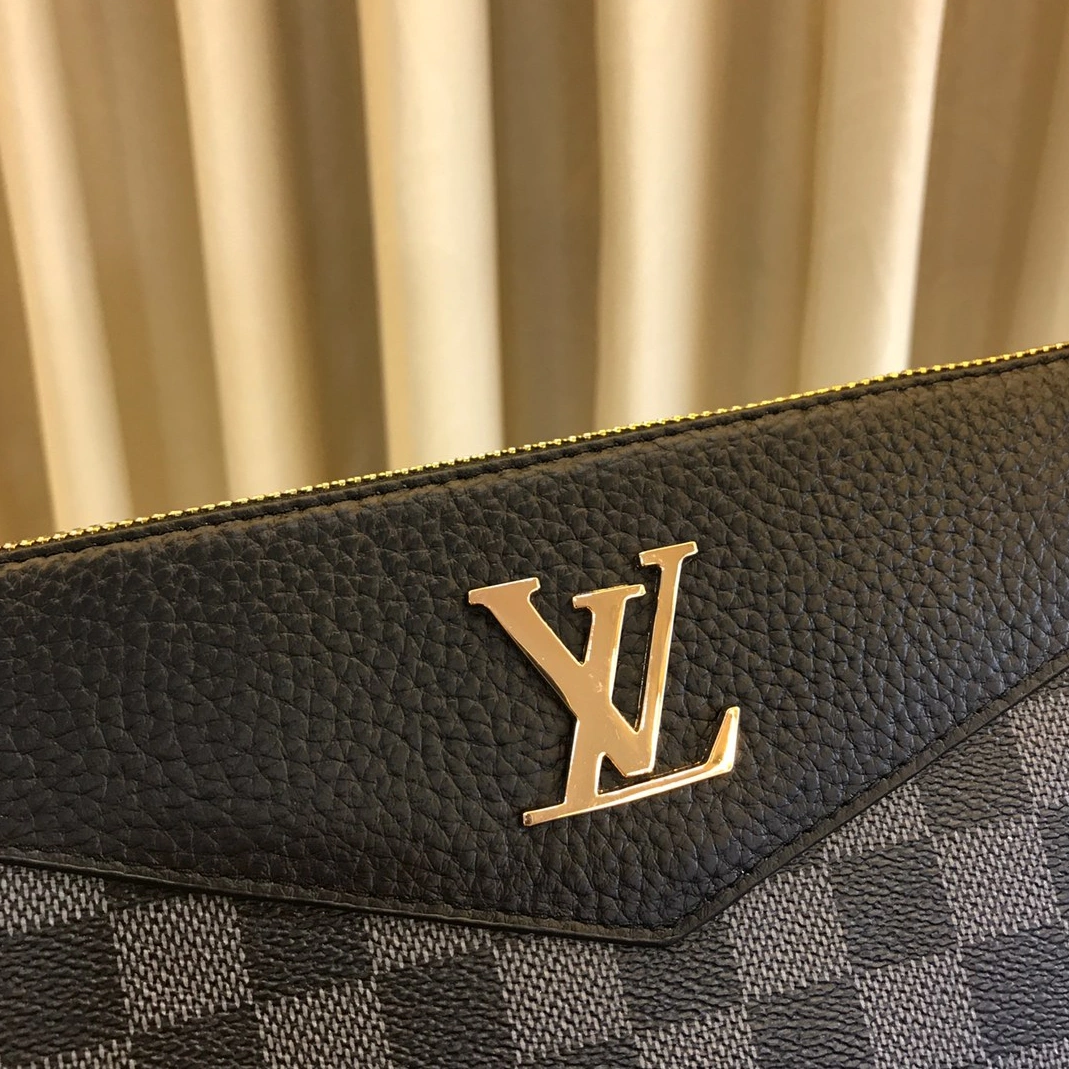 Louis Vuitton AAA Man Wallets WellDesigned 515
