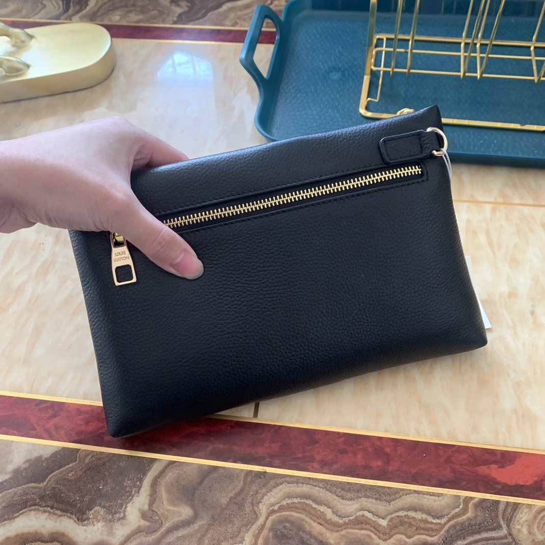 Louis Vuitton AAA Man Wallets WellDesigned 8715