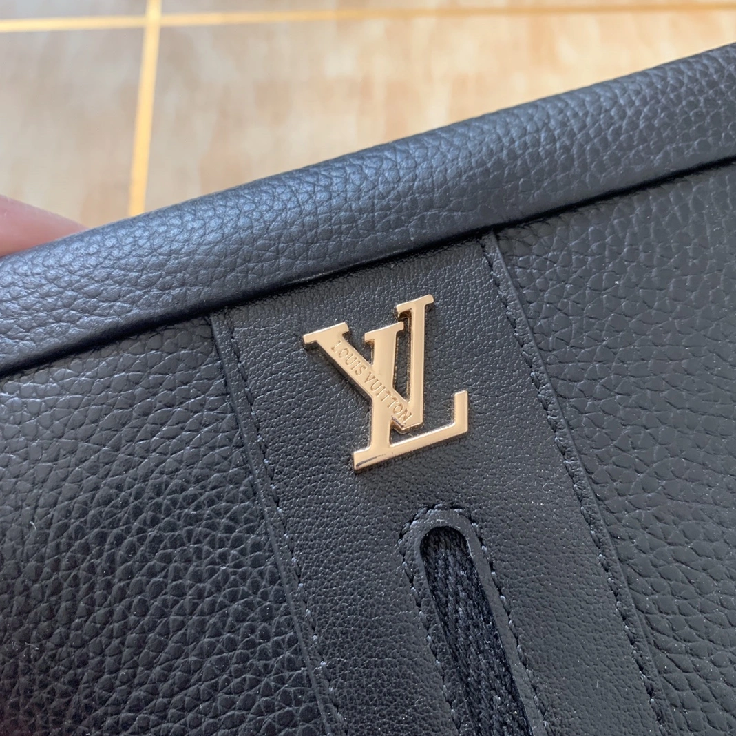 Louis Vuitton AAA Man Wallets WellDesigned 8715