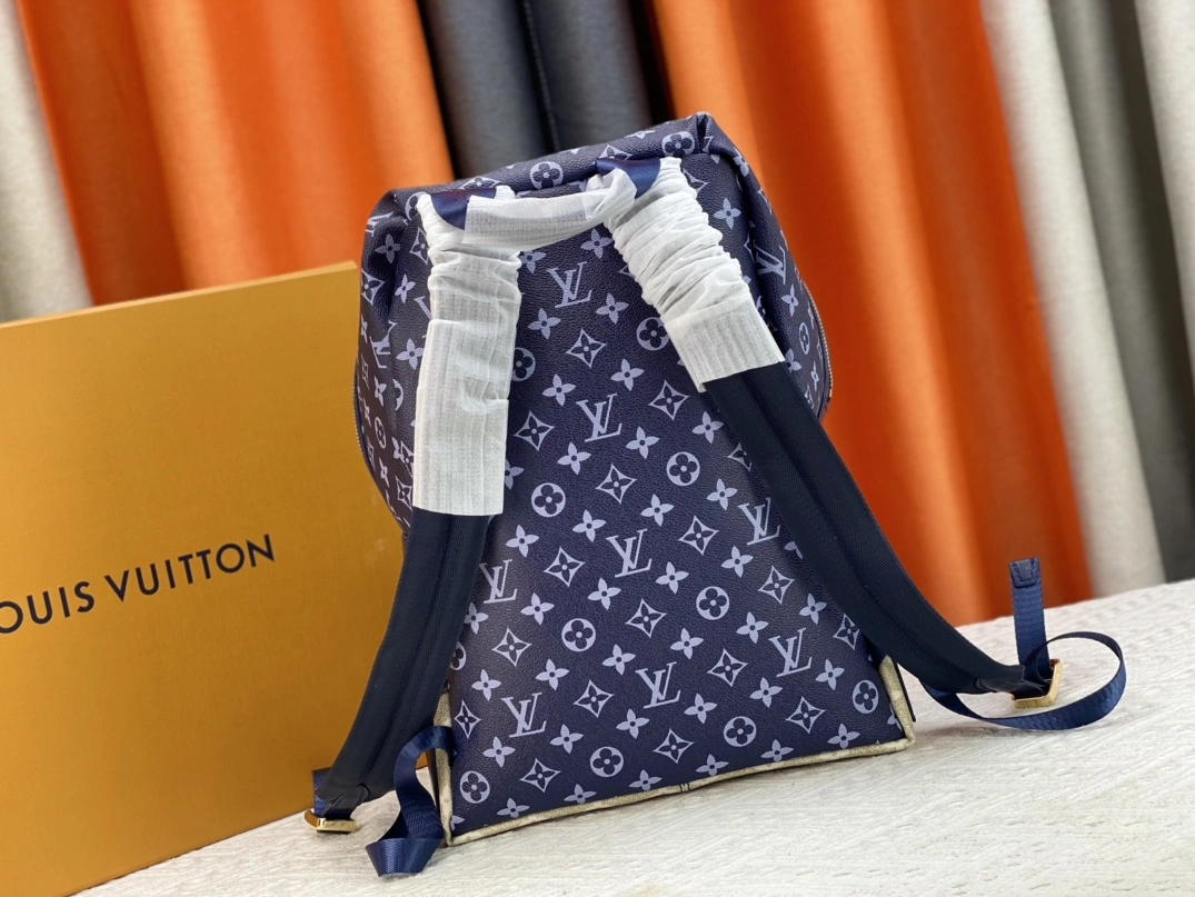 Louis Vuitton AAA Quality Backpacks For Unisex Trendsetting 1271