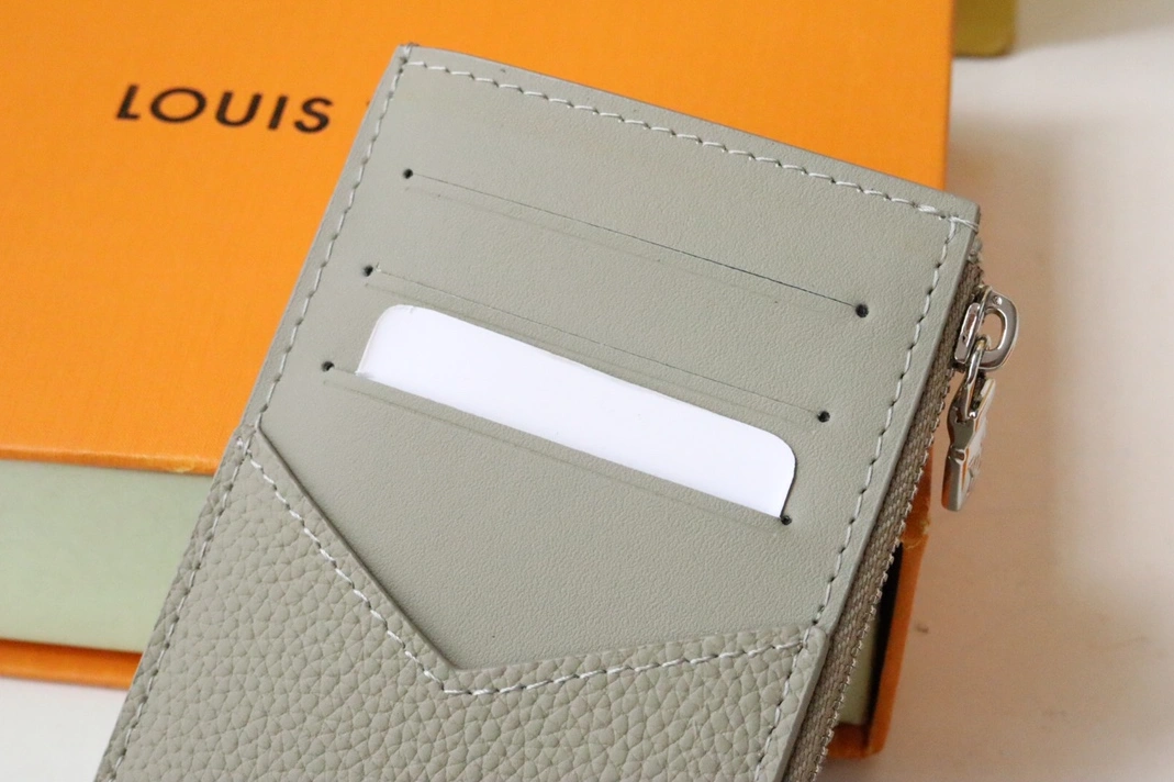 Louis Vuitton AAA Quality Card Case AllSeason 6581