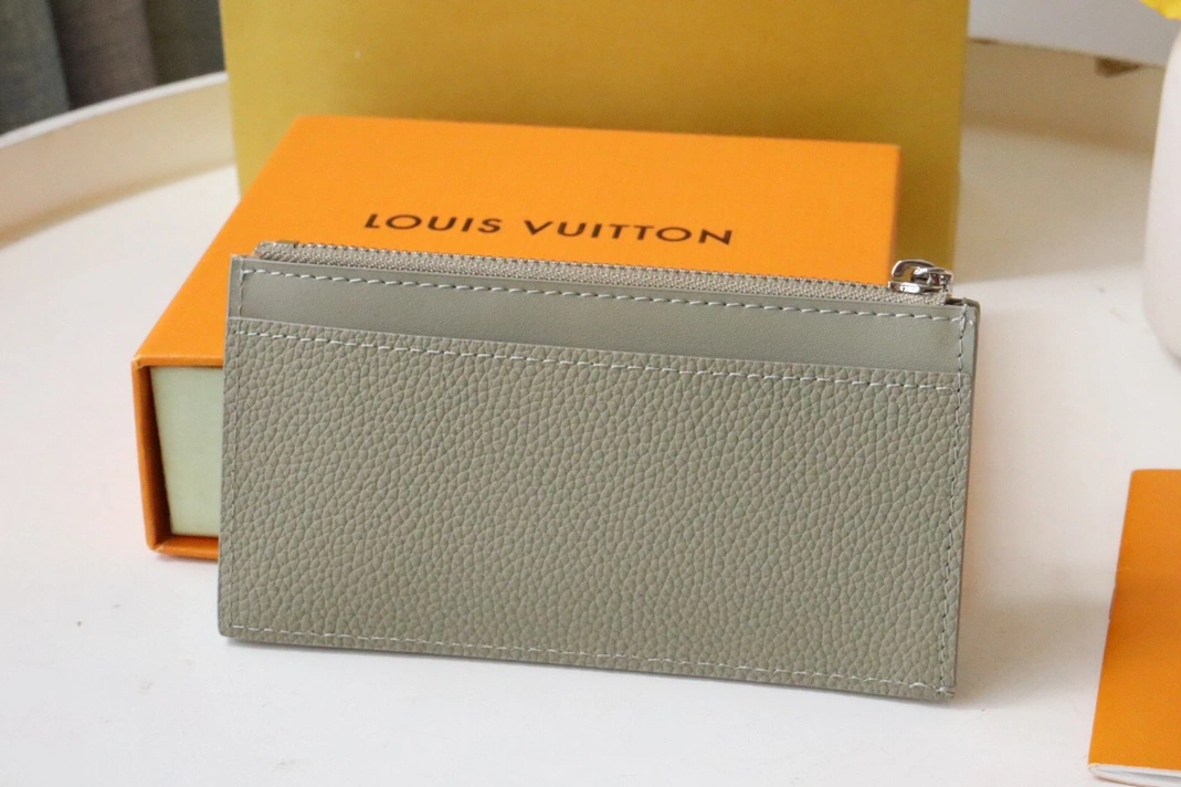 Louis Vuitton AAA Quality Card Case AllSeason 6581